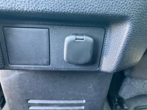 Certified 2025 Toyota Tacoma SR5 AWD/4WD image 32