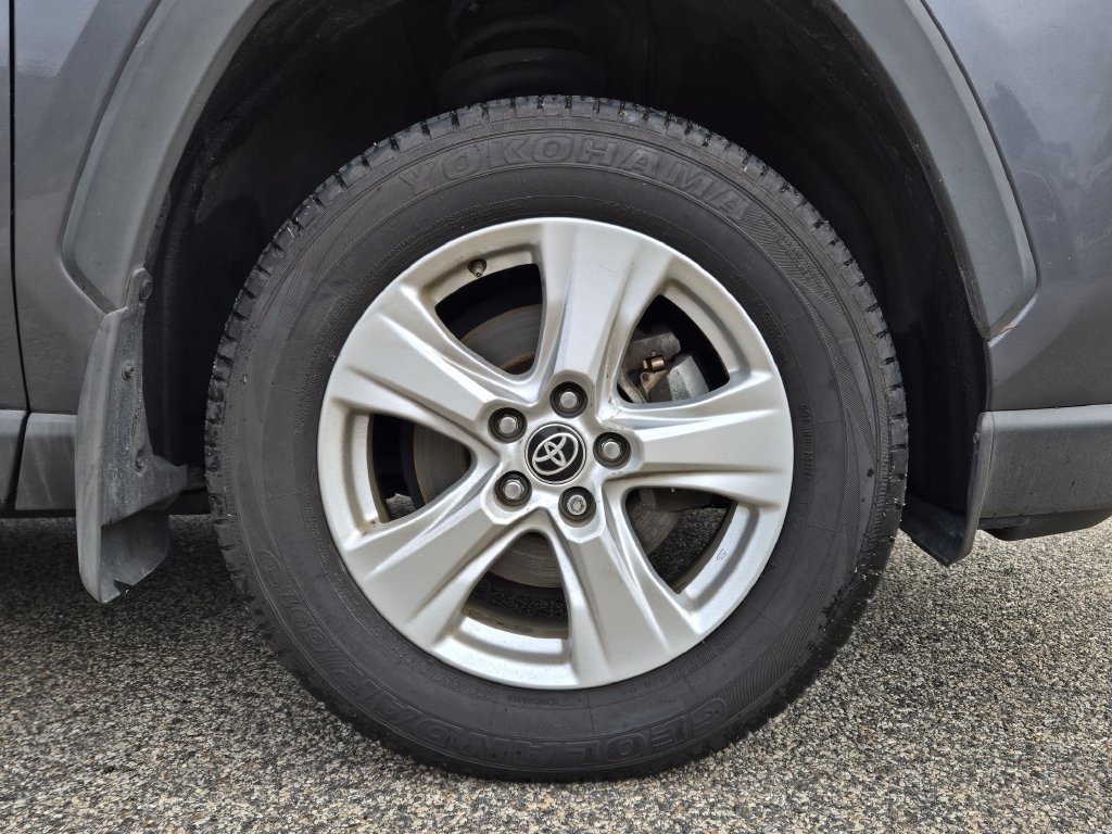 Used 2021 Toyota RAV4 XLE w/ Convenience Package AWD/4WD image 9