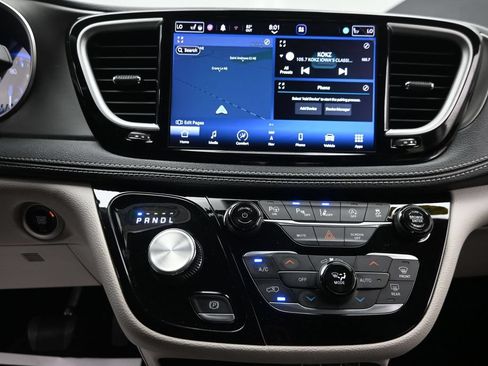 Used 2023 Chrysler Pacifica Touring-L w/ Uconnect Theater Family Group AWD/4WD image 20