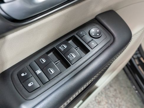 Used 2024 Chrysler Pacifica Touring-L image 15