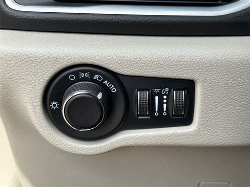 Used 2023 Chrysler Voyager LX image 32