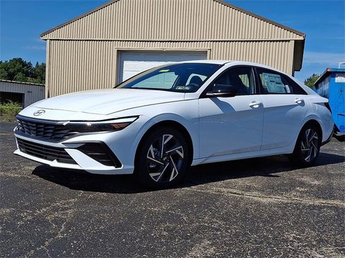 New 2025 Hyundai Elantra SEL image 2