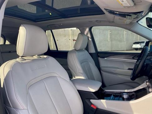 Used 2022 Jeep Grand Cherokee Overland image 20