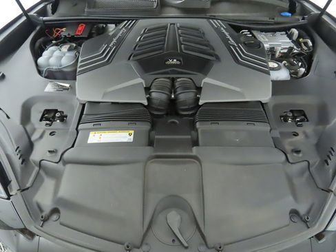 Used 2025 Lamborghini Urus SE image 30
