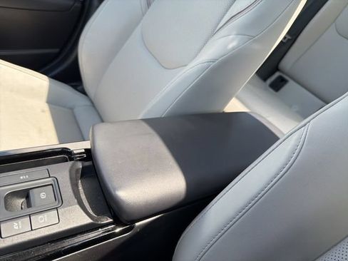 Used 2024 Toyota Prius XLE FWD image 29