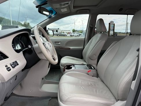 Used 2012 Toyota Sienna XLE FWD image 16