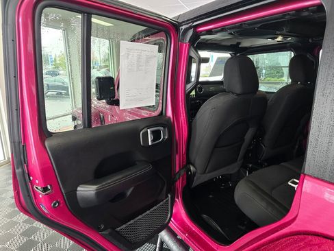 Used 2022 Jeep Wrangler Unlimited Sahara image 35