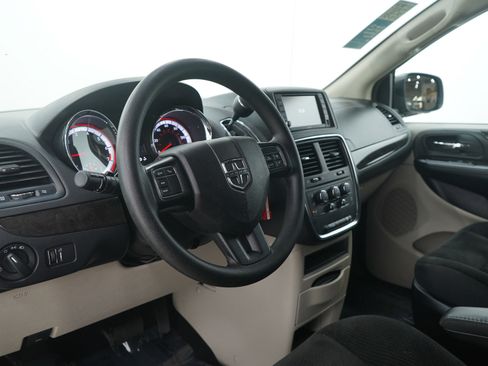 Used 2019 Dodge Grand Caravan SE w/ UConnect Hands-Free Group image 23