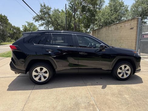 Used 2019 Toyota RAV4 LE FWD image 17