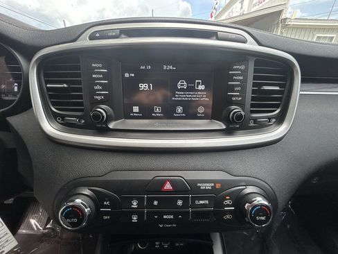 Used 2018 Kia Sorento FWD image 17