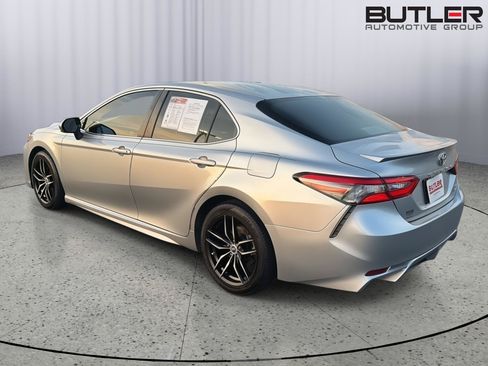 Used 2018 Toyota Camry SE w/ Convenience Package FWD image 4