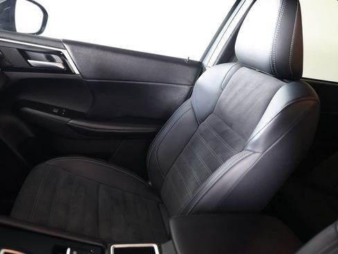 Used 2024 Mitsubishi Outlander SE Black Edition FWD image 32