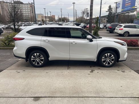 Used 2022 Toyota Highlander XLE image 41