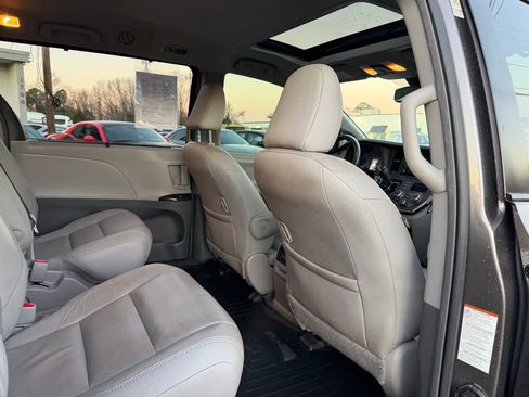 Used 2019 Toyota Sienna XLE image 19