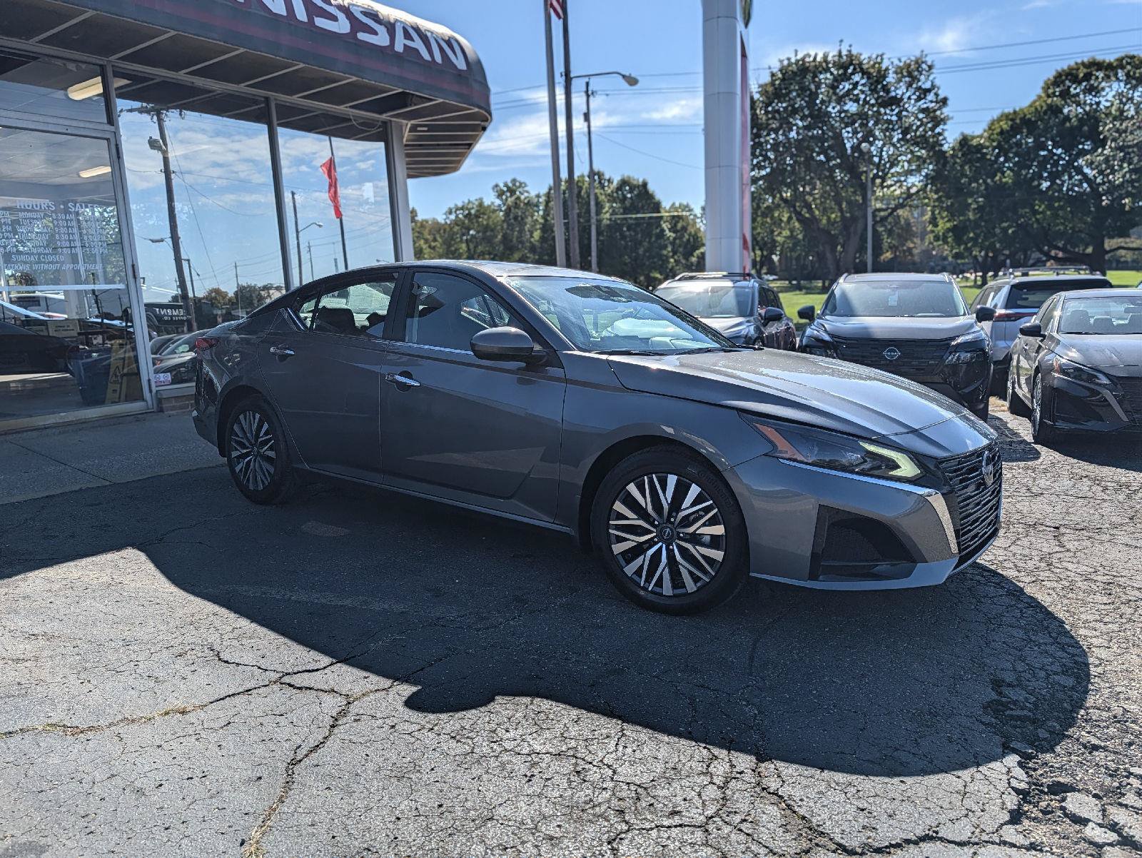 Used 2024 Nissan Altima 2.5 SV w/ SV Premium Package FWD image 14