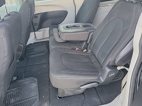 Used 2017 Chrysler Pacifica Touring w/ Tire & Wheel Group FWD image 9