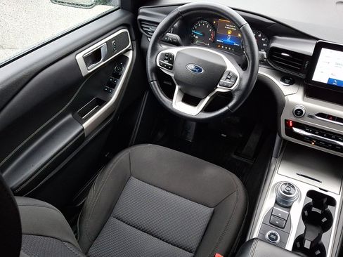 Used 2022 Ford Explorer XLT image 14