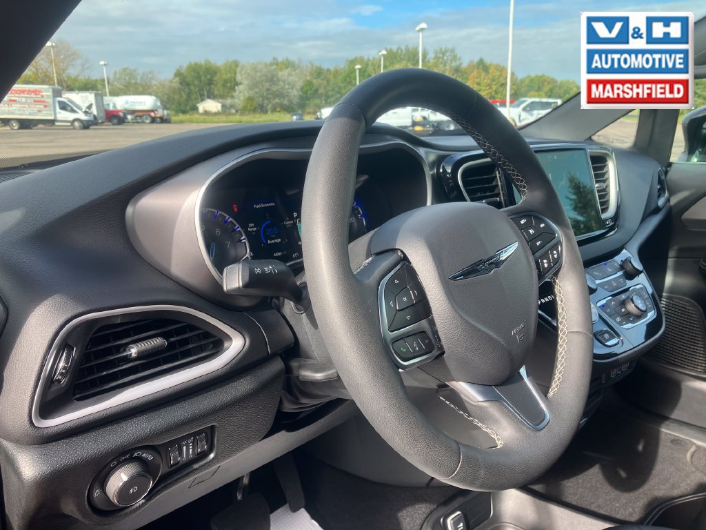 Used 2025 Chrysler Pacifica Select FWD image 19
