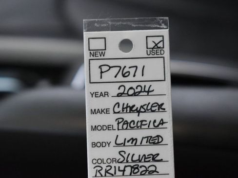 Used 2024 Chrysler Pacifica Limited image 35
