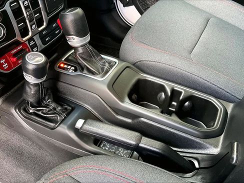 Used 2025 Jeep Gladiator Rubicon w/ Convenience Group image 16