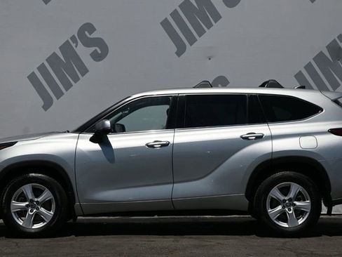 Used 2022 Toyota Highlander LE image 6