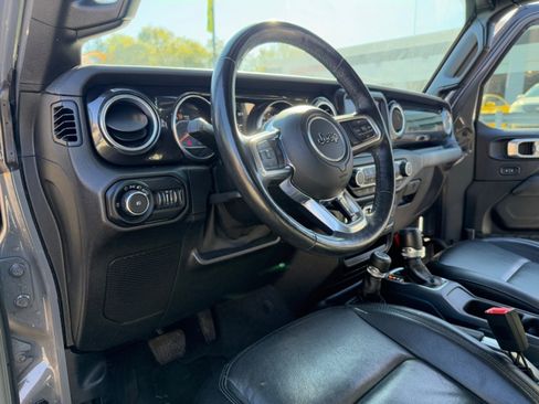 Used 2020 Jeep Wrangler Unlimited Sahara image 31