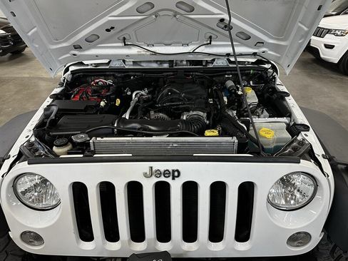 Used 2015 Jeep Wrangler Rubicon w/ Power Convenience Group AWD/4WD image 9