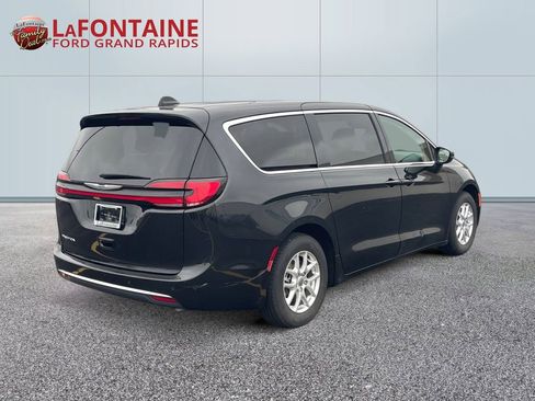 Used 2023 Chrysler Pacifica Touring-L FWD image 7