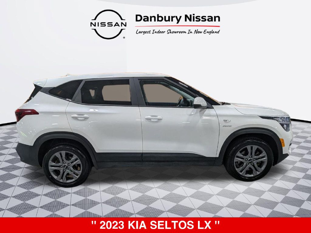 Used 2023 Kia Seltos LX AWD/4WD image 2