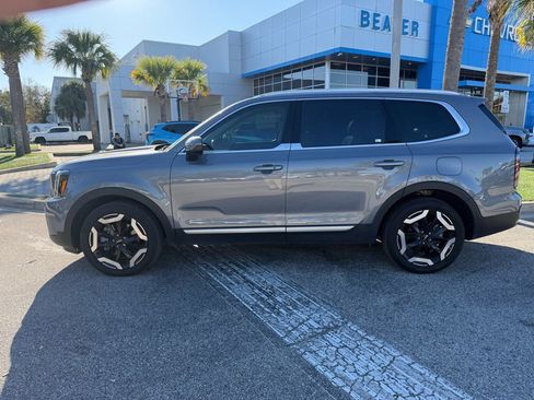 Used 2024 Kia Telluride EX w/ EX Captain's Chair Package image 7