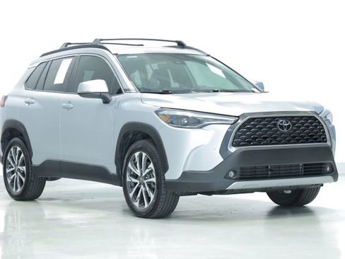 Used 2022 Toyota Corolla Cross XLE image 3