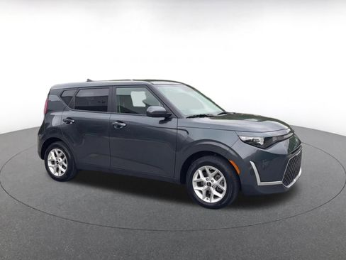 Used 2025 Kia Soul LX w/ LX Technology Package FWD image 2