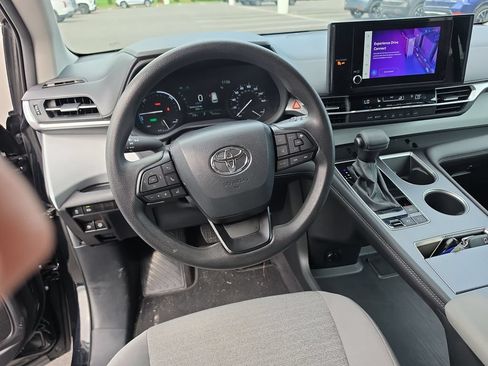 Used 2025 Toyota Sienna LE FWD image 11