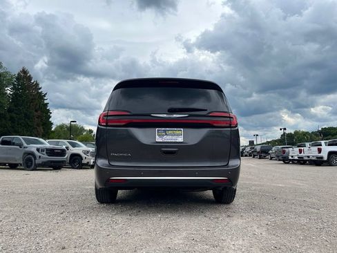 Used 2023 Chrysler Pacifica Touring-L FWD image 11
