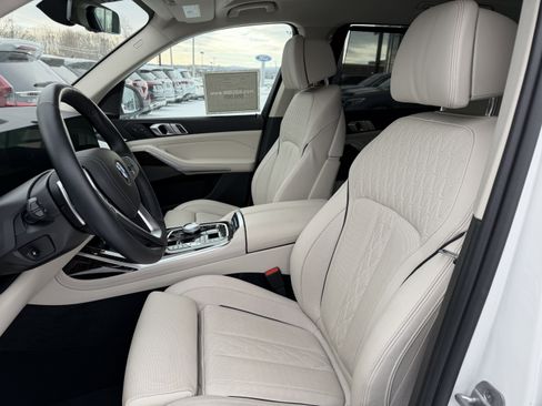 Used 2024 BMW X7 xDrive40i w/ Executive Package image 9