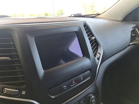 Used 2021 Jeep Cherokee Latitude Plus AWD/4WD image 10