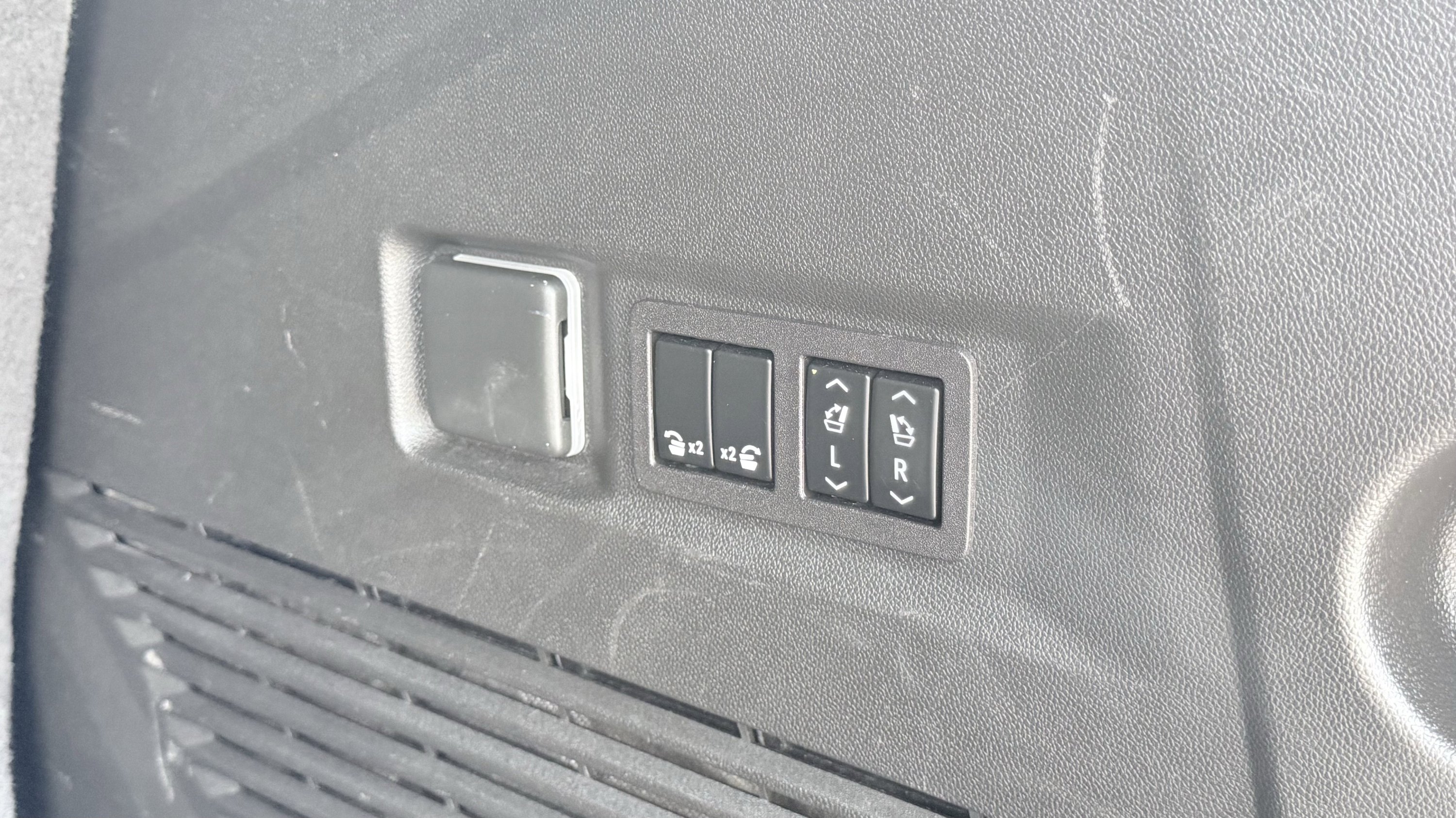 Used 2023 GMC Yukon Denali RWD image 10