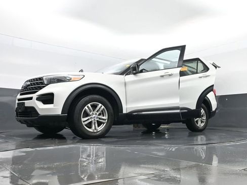 Used 2022 Ford Explorer XLT image 34