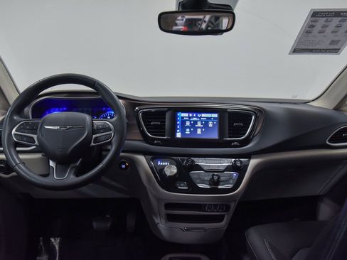 Used 2023 Chrysler Voyager LX image 26