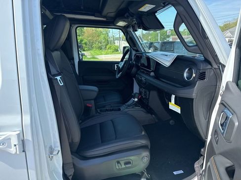 New 2026 Jeep Wrangler Unlimited Sahara AWD/4WD image 28
