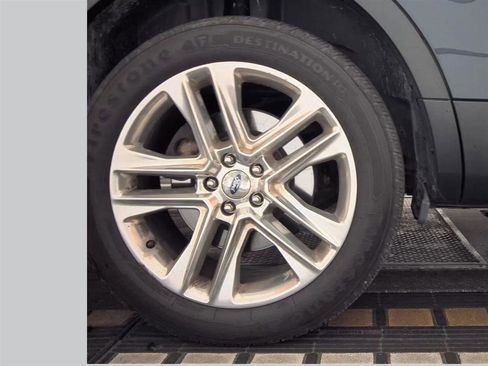 Used 2017 Ford Explorer XLT w/ Equipment Group 202A image 11