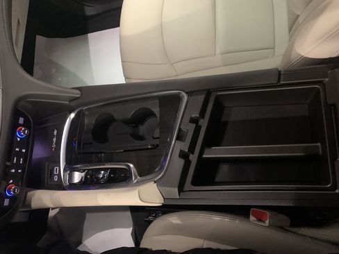 Used 2022 Buick Enclave Essence w/ Sport Touring Edition image 17