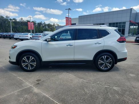Used 2019 Nissan Rogue SV w/ Premium Package FWD image 2