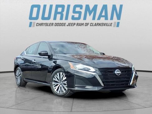 Used 2023 Nissan Altima 2.5 SV image 1