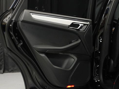 Certified 2026 Porsche Macan AWD/4WD image 13