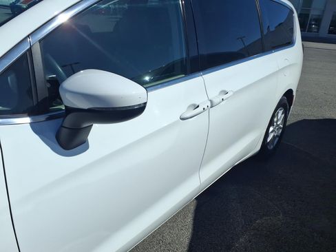 Used 2023 Chrysler Pacifica Touring-L image 5