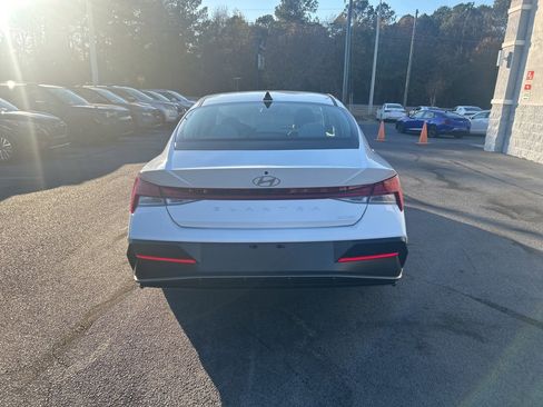 Used 2025 Hyundai Elantra Limited image 6