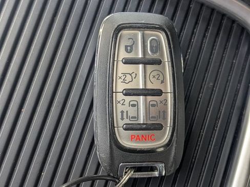 Used 2024 Chrysler Pacifica Limited FWD image 37
