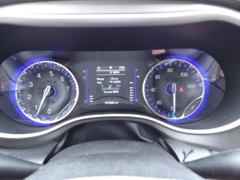 Used 2020 Chrysler Pacifica Touring-L FWD image 13