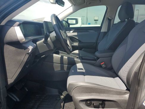 Used 2025 Volkswagen Tiguan SE FWD image 14